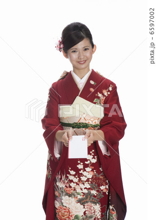 祝儀袋を持つ振袖姿の若い女性 祝儀袋を持つ振袖姿の若い女性 6597002