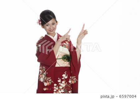 上を指差す振袖姿の若い女性 上を指差す振袖姿の若い女性 6597004