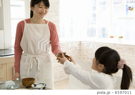 母に器を渡す娘 母に器を渡す娘 6597011