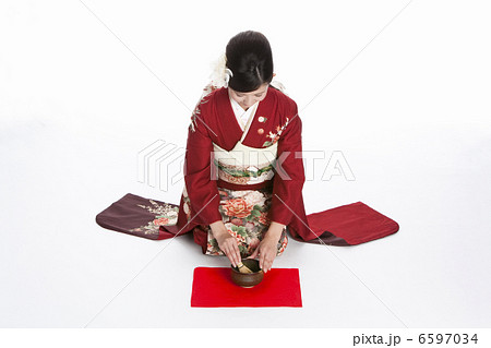 茶を点てる振袖姿の若い女性 6597034