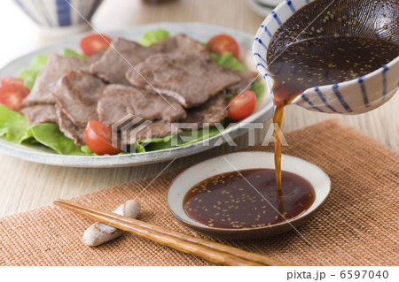 焼肉のたれを皿に注ぐ 6597040