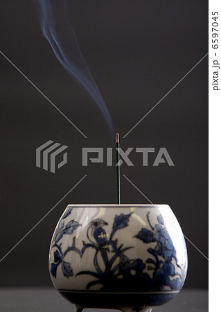 香炉で焚かれた線香と煙 6597045