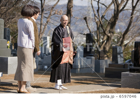 墓地で話す夫婦と僧侶 墓地で話す夫婦と僧侶 6597046