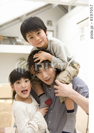 子供たちと遊ぶ父 6597057