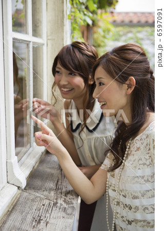 ウィンドーショッピングをする女性二人 ウィンドーショッピングをする女性二人 6597091