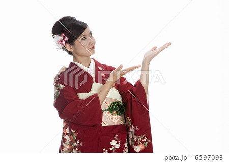 手のひらを上に向ける振袖姿の若い女性 手のひらを上に向ける振袖姿の若い女性 6597093