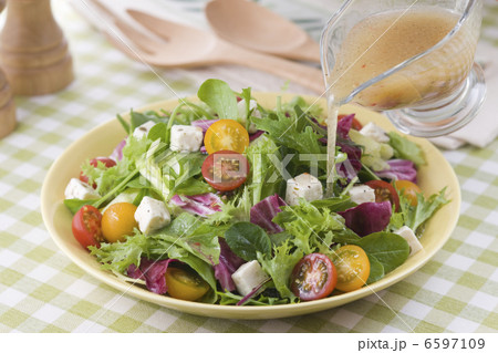サラダにイタリアンドレッシングをかける 6597109