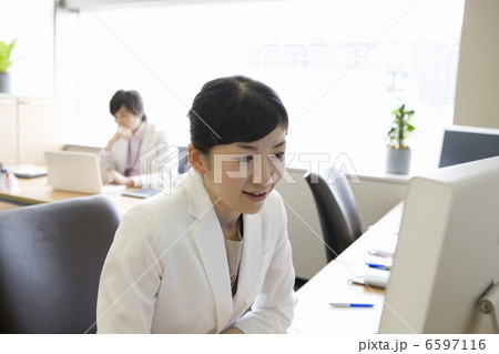オフィスでデスクワークをする女性 オフィスでデスクワークをする女性 6597116