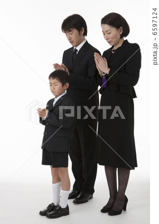 合掌する喪服姿の家族 斜め 6597124