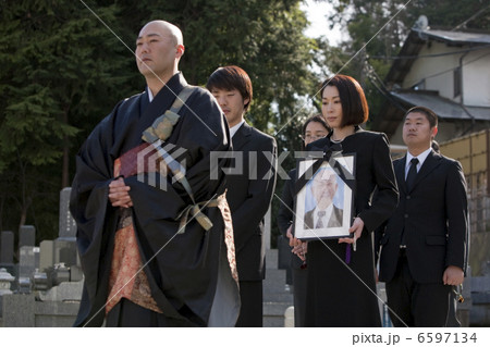 僧侶の後ろを歩く遺影を持つ女性と遺族 僧侶の後ろを歩く遺影を持つ女性と遺族 6597134