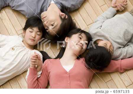 寝転で手をつなぐ4人家族 寝転で手をつなぐ4人家族 6597135