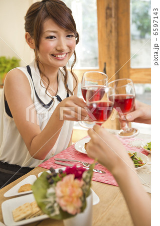 女子会で乾杯する女性三人 女子会で乾杯する女性三人 6597143