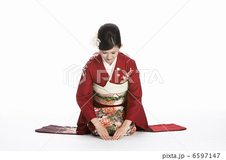 お辞儀をする振袖姿の若い女性 6597147