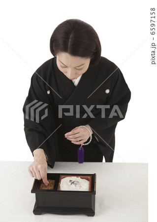 焼香をする喪服姿の女性 正面 6597158