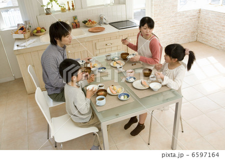 食事をする４人家族の写真素材