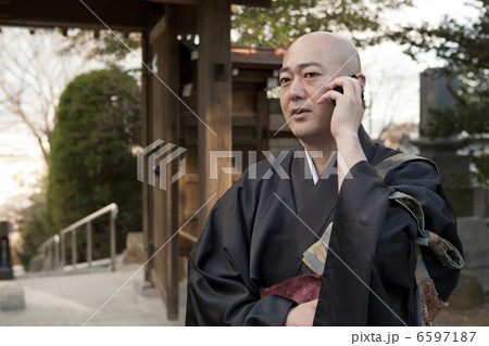 スマートフォンを使用する僧侶 6597187