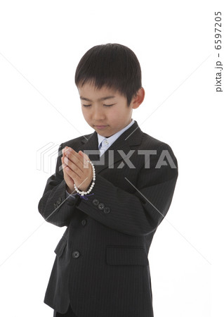 数珠を持って合掌する喪服姿の少年 斜め 6597205