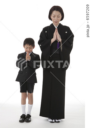 数珠を持って合掌する喪服姿の母と息子 数珠を持って合掌する喪服姿の母と息子 6597209