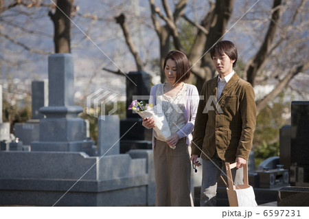 花と水桶を持ち墓地を歩く夫婦 花と水桶を持ち墓地を歩く夫婦 6597231