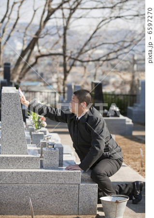 代行で墓の掃除をする男性 代行で墓の掃除をする男性 6597270