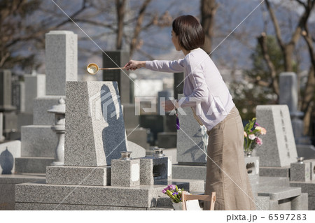 お墓参りをする女性 6597283