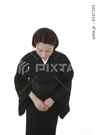 おじぎをする喪服姿の女性 正面 6597285