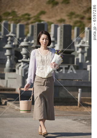 花と水桶を持ち墓地を歩く女性 花と水桶を持ち墓地を歩く女性 6597286