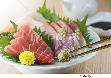 練りわさびを刺身に添える 練りわさびを刺身に添える 6597287