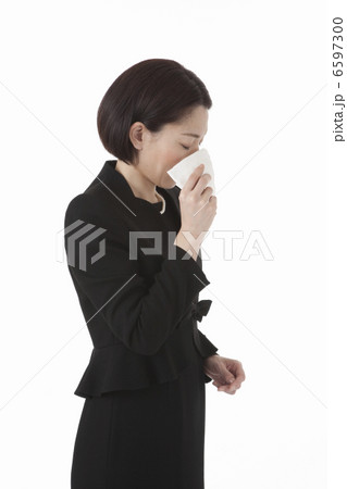 ハンカチで涙を拭う喪服姿の女性 ハンカチで涙を拭う喪服姿の女性 6597300