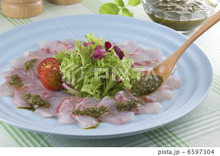 バジルソースを鯛のマリネにかける 6597304