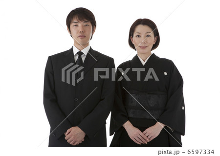 喪服姿の夫婦 正面 喪服姿の夫婦 正面 6597334