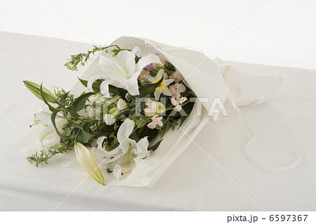 棺の上に置かれた花束 6597367