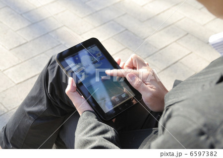 タブレットＰＣを操作する男性 6597382