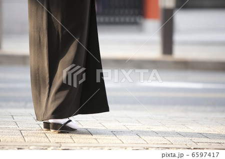石畳を歩く喪服姿の女性の足元 石畳を歩く喪服姿の女性の足元 6597417