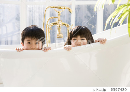 バスタブに入る男の子と女の子 6597420