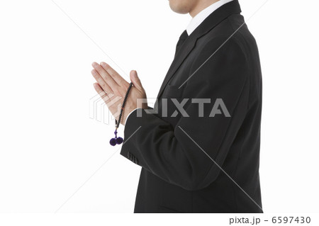 数珠を持ち合掌する喪服姿の男性 横 6597430