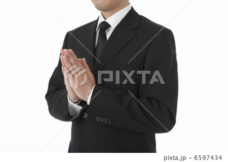 合掌する喪服姿の男性 斜め 6597434
