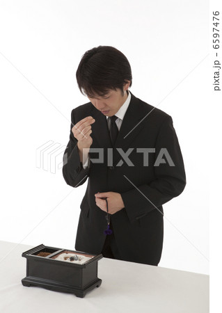 焼香をする喪服姿の男性 斜め 焼香をする喪服姿の男性 斜め 6597476