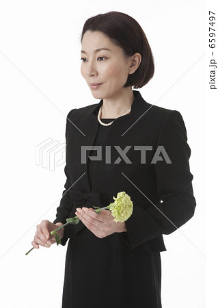 一輪の花を持って微笑む喪服姿の女性 一輪の花を持って微笑む喪服姿の女性 6597497