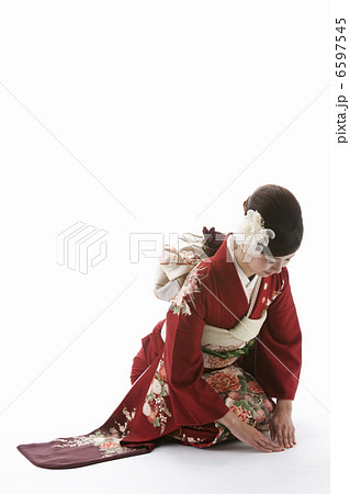 お辞儀をする振袖姿の若い女性 お辞儀をする振袖姿の若い女性 6597545