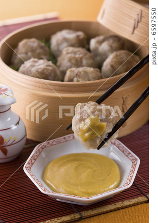 焼売に辛子をつける 焼売に辛子をつける 6597550