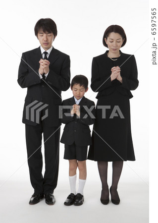 手を組んで立つ喪服姿の家族 正面 6597565