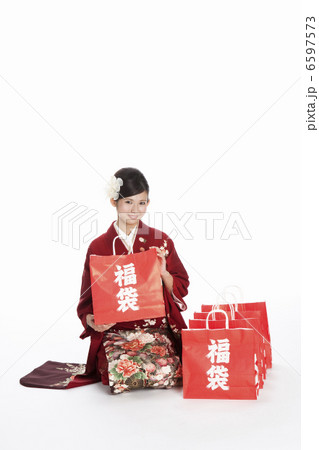 福袋を持つ振袖姿の若い女性 6597573