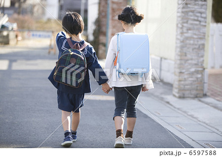 道を歩く男の子と女の子の後ろ姿 道を歩く男の子と女の子の後ろ姿 6597588
