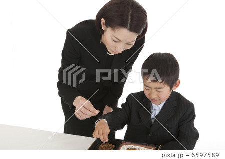 お焼香をする喪服姿の母親と息子 お焼香をする喪服姿の母親と息子 6597589
