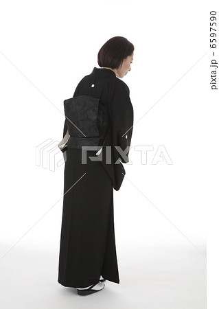 おじぎをする喪服姿の女性 後ろ斜め 6597590
