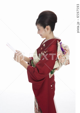 祝儀袋を持つ振袖姿の若い女性 祝儀袋を持つ振袖姿の若い女性 6597593