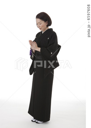 数珠を持って合掌する喪服姿の女性 斜め 6597608