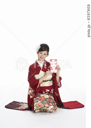 大入袋を持つ振袖姿の若い女性 6597609