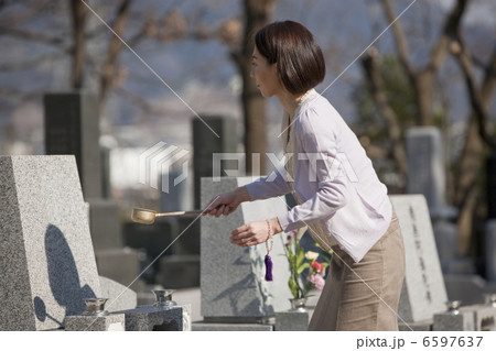 お墓参りをする女性 お墓参りをする女性 6597637